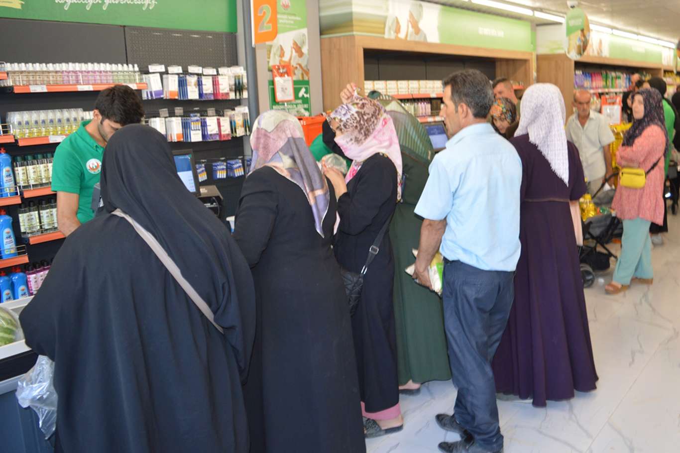 Siirt halkı yeni açılan Tarım Kredi Kooperatifi marketine akın etti Siirt halkı yeni açılan Tarım Kredi Kooperatifi marketine akın etti